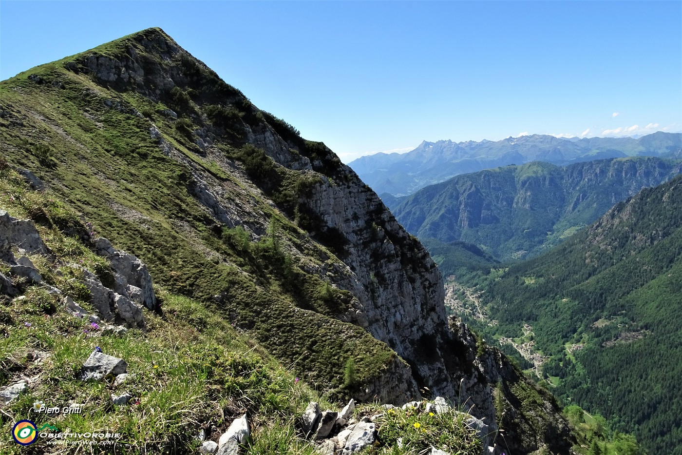 62 Il roccioso a precipizio versante nord del Monte Vetro con vista sulla valle di Roncobello.JPG